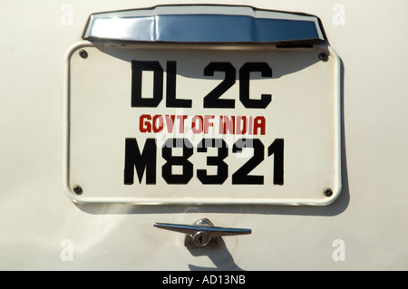 India-Haryana-Delhi April 2006. Horizontale Nahaufnahme Nummer Platte auf einem funkelnden weißen Botschafter Auto Stockfoto