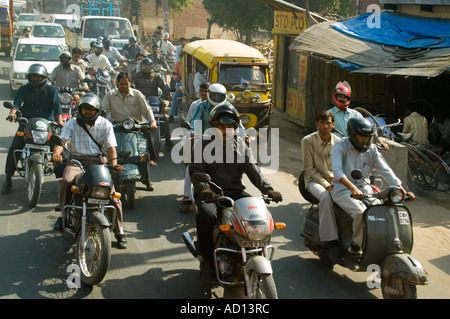 Horizontale Luftaufnahme der Reihen von Autos, Motorrädern und Mopeds stecken im Stau in Delhi in der Eile am frühen Morgen. Stockfoto