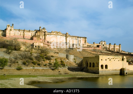 Horizontalen Weitwinkel von Amber Palace über Maota See vor einem blauen Himmel. Stockfoto