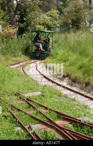 Industrielle Schmalspur Demonstration Eisenbahnstrecke in Reichskolonialamtes Wasserwerk in der Nähe von Winchester, Hampshire, England. Stockfoto