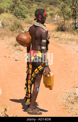 Äthiopien, unteren Omo-Tal, Tumi, Djombo Dorf (Hamer Völker) Dame tragen traditionelle Ziege Haut Kleid Stockfoto