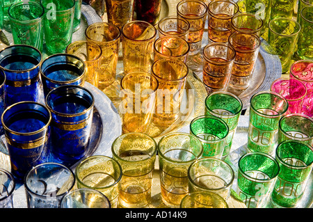 Auswahl von Tee Gläser für den Verkauf auf Stall im exotischsten Souk, Marokko. Stockfoto