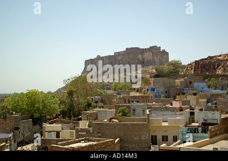 Horizontalen Weitwinkel von das imposante Mehrangarh Fort hoch am Hang in Jodhpur an einem sonnigen Tag. Stockfoto