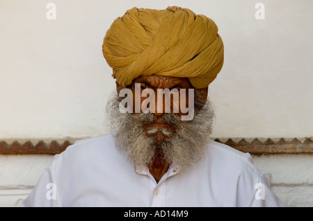 Horizontale Porträt eines traditionell gekleideten älteren indischen Gentleman mit einem großen Turban und großen, buschigen Schnurrbart. Stockfoto
