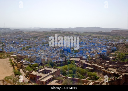 Horizontale Antenne Weitwinkel über die alte Stadt von Jodhpur und "Chokelao Palace" mit den markanten blauen Häusern in der Ferne Stockfoto