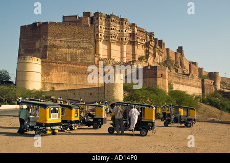 Horizontalen Weitwinkel von der Außenseite des Mehrangarh Fort in Jodhpur mit Auto-Rikschas geparkt vor einem blauen Himmel vor Stockfoto