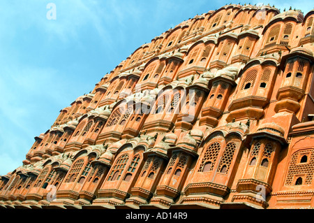 Horizontalen Weitwinkel der Fenster an der vorderen Fassade des "Hawa Mahal", Wind-Palast, in Jaipur. Stockfoto