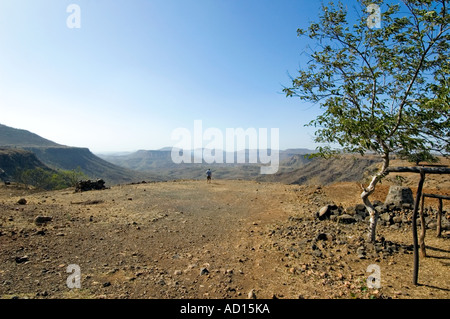 Horizontalen Weitwinkel eines einsamen Touristen den Ausblick auf dem Vindhya-Bergrücken in den Schatten gestellt durch die Landschaft Stockfoto