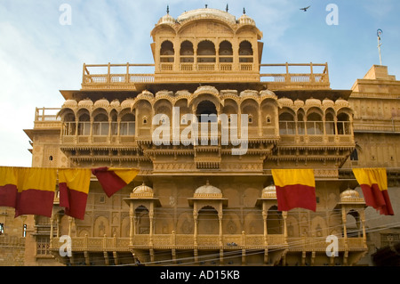 Horizontale hautnah von den geschnitzten Balkonen der Stockwerke hohen königlichen Komplex in Jaisalmer Fort. Stockfoto