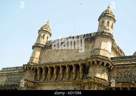 Horizontale Nahaufnahme von Schnitzereien und Inschriften auf dem Gateway of India an einem sonnigen Tag Stockfoto