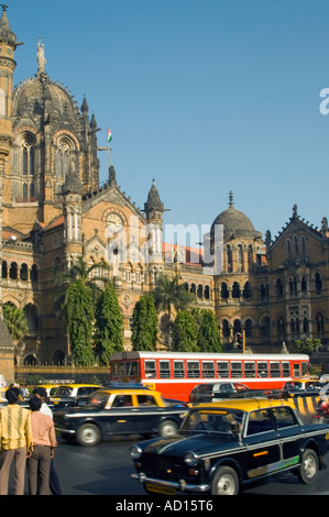 Vertikale Weitwinkel von Verkehr und Menschen außerhalb Victoria Terminus "Chhatrapati Shivaji Terminus" im Zentrum von Mumbai. Stockfoto