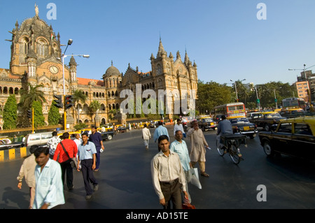 Horizontalen Weitwinkel der Feierabendverkehr außerhalb Victoria Terminus Chhatrapati Shivaji Terminus in Mumbai. Stockfoto