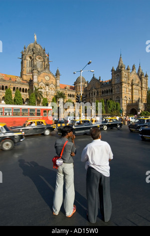 Vertikale Weitwinkel der Feierabendverkehr außerhalb Victoria Terminus Chhatrapati Shivaji Terminus in Mumbai. Stockfoto