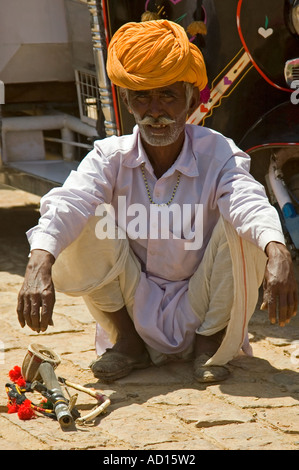 Vertikale Porträt eines älteren indischen Mannes ruht aus der Sarangi-Instrument zu spielen. Stockfoto