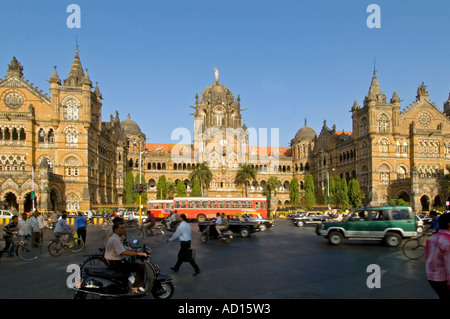 Horizontalen Weitwinkel der Feierabendverkehr außerhalb Victoria Terminus Chhatrapati Shivaji Terminus in Mumbai. Stockfoto