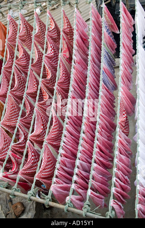 Vertikale Nahaufnahme von farbigem waschen hängen zum Trocknen an den Mahalaxmi Dhobi Ghats in Mumbai. Stockfoto