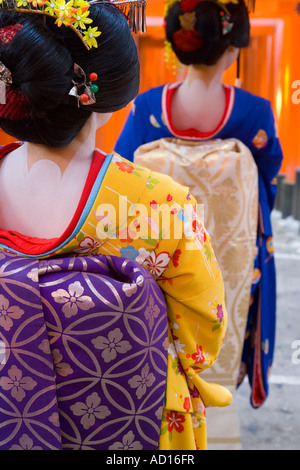 Geishas, roten Torii-Tore, Fushimi Inari-Taisha Schrein, Kyoto, Japan Stockfoto