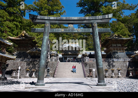 Tori am Eingang des Tosho-gu Schrein in Nikko, Japan Stockfoto
