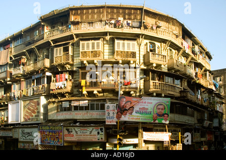 Horizontale Nahaufnahme von einem typischen heruntergekommenen Wohnblock Gebäude im zentralen Mumbai Stockfoto