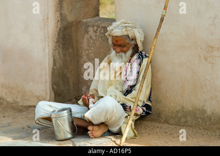 Horizontale Porträt eines armen alten indischen Mann betteln auf der Straße in Orchha Stockfoto