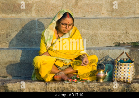 Horizontale Porträt einer indischen Frau, die ihre Angebote auf Kedar Ghat vorbereiten Stockfoto