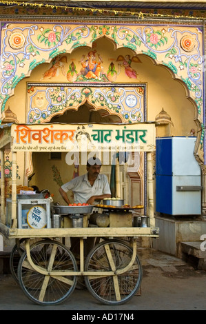 Vertikal schließen gebraten bis von einem hoch dekorierten Stall zu verkaufen Tiefe Essen auf dem Marktplatz in Pushkar Stockfoto