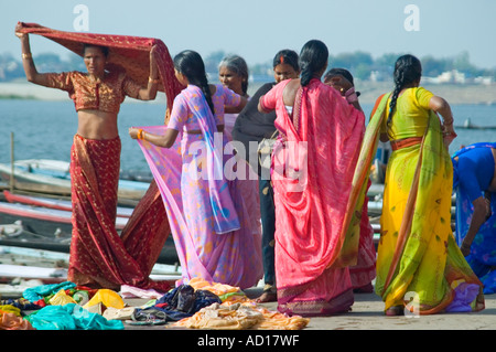 Horizontale Porträt einer Gruppe von indischen Frauen anziehend in hellen farbigen Saris auf Dasashvamedh Ghat entlang des Flusses Ganges Stockfoto