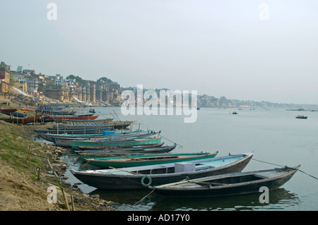 Horizontale Weitwinkelaufnahme des frühen Morgens über den Fluss Ganges. Stockfoto