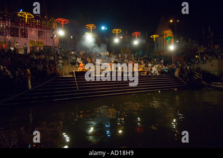 Ein Blick aus dem Fluss Ganges Aarti (Gebete), die von jungen Priestern (Pujaris) an das Dasaswamedh Ghat durchgeführt. Stockfoto