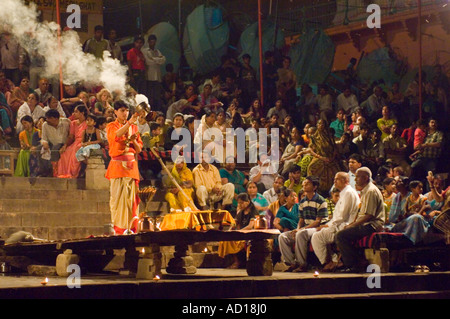 Ein Blick auf Aarti (Gebete), die von jungen Priestern (Pujaris) an das Dasaswamedh Ghat in Varanasi durchgeführt. Stockfoto