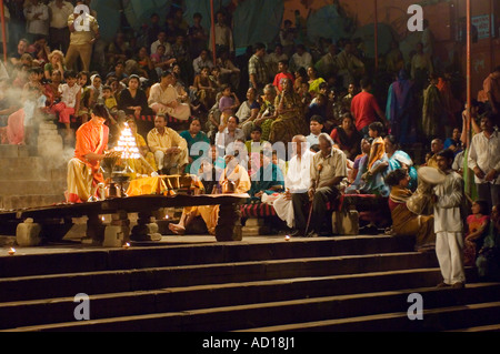 Ein Blick auf Aarti (Gebete), die von jungen Priestern (Pujaris) an das Dasaswamedh Ghat in Varanasi durchgeführt. Stockfoto