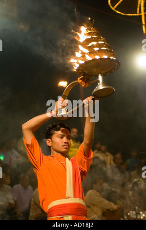 Ein Blick auf Aarti (Gebete), die von jungen Priestern (Pujaris) an das Dasaswamedh Ghat in Varanasi durchgeführt. Stockfoto