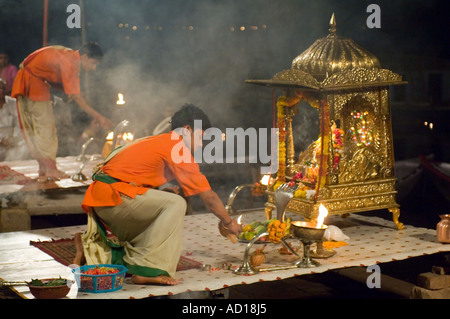 Ein Blick auf Aarti (Gebete), die von jungen Priestern (Pujaris) an das Dasaswamedh Ghat in Varanasi durchgeführt. Stockfoto