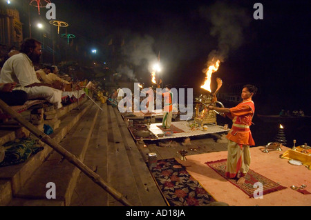 Ein Blick auf Aarti (Gebete), die von jungen Priestern (Pujaris) an das Dasaswamedh Ghat in Varanasi durchgeführt. Stockfoto