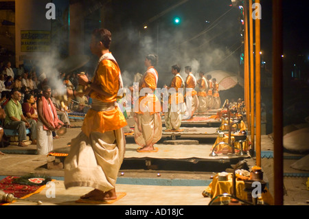 Ein Blick auf Aarti (Gebete), die von jungen Priestern (Pujaris) an das Dasaswamedh Ghat in Varanasi durchgeführt. Stockfoto