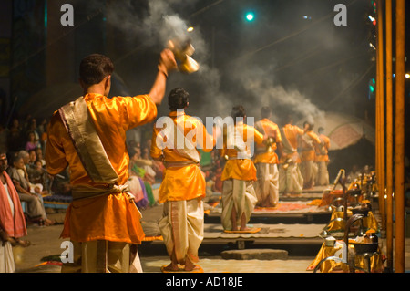 Ein Blick auf Aarti (Gebete), die von jungen Priestern (Pujaris) an das Dasaswamedh Ghat in Varanasi durchgeführt. Stockfoto