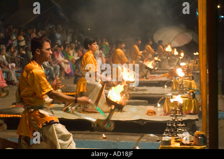 Ein Blick auf Aarti (Gebete), die von jungen Priestern (Pujaris) an das Dasaswamedh Ghat in Varanasi durchgeführt. Stockfoto