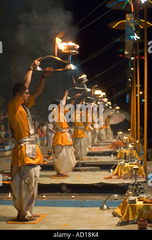 Ein Blick auf Aarti (Gebete), die von jungen Priestern (Pujaris) an das Dasaswamedh Ghat in Varanasi durchgeführt. Stockfoto