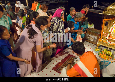 Am Ende des täglichen Aarti (Gebete) an das Dasaswamedh Ghat Opfergaben Sie symbolische an die jungen Priester (Pujaris). Stockfoto