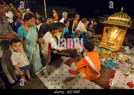 Am Ende des täglichen Aarti (Gebete) an das Dasaswamedh Ghat Opfergaben Sie symbolische an die jungen Priester (Pujaris). Stockfoto