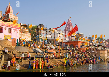 Menschen führen ihre täglichen Bade- und Gebet Rituale rund um Dasaswamedh Ghat in Varanasi. Stockfoto