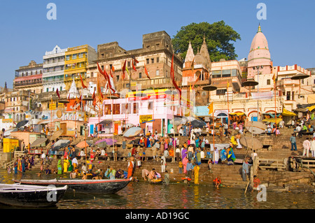 Menschen führen ihre täglichen Bade- und Gebet Rituale rund um Dasaswamedh Ghat. Stockfoto