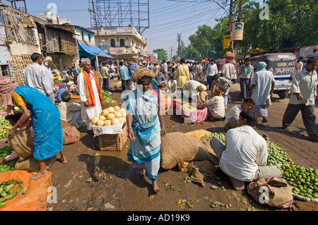 Typische Straßenszene in Varanasi mit Einheimischen einkaufen in einen Markt für Obst und Gemüse am Straßenrand zu verlagern. Stockfoto