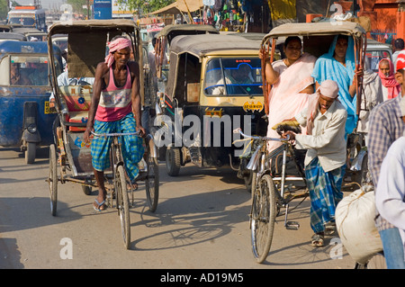 Eine typische chaotischen Straßenszene in Varanasi mit Fahrrad- und Auto-Rikschas (Tuk Tuks) auf den belebten Straßen. Stockfoto