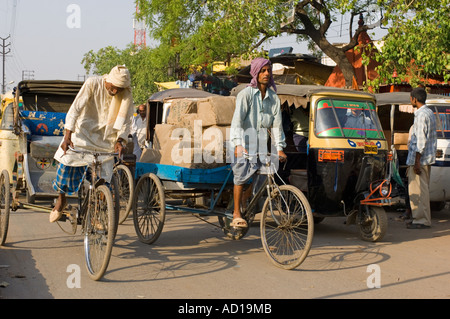 Eine typische chaotischen Straßenszene in Varanasi mit Fahrrad- und Auto-Rikschas (Tuk Tuks) auf den belebten Straßen. Stockfoto