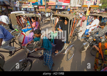 Eine Naheinstellung Weitwinkel erhöhte Bild in der Mitte einer belebten Straßenkreuzung in Varanasi. Stockfoto
