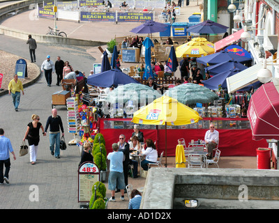Menschen gehen an Brighton Strandpromenade promenade East Sussex Stockfoto