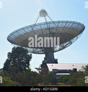 die riesige Satellitenschüssel, die der Empfänger für Parkes Radioteleskop ist Stockfoto