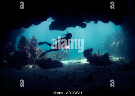 unter Wasser in der Höhle Anegada British Virgin Islands BVI, weibliche Taucher, Silhouette, Tauchen, Meer, Ozean, Höhle, Grotte Stockfoto