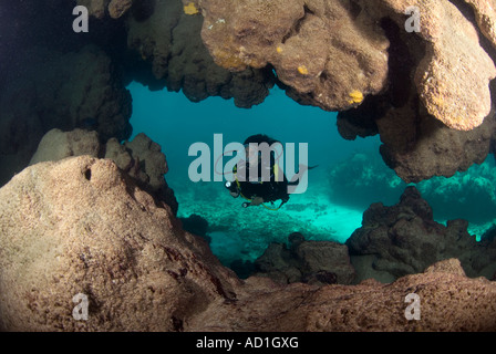 Unterwasser Höhle in Anegada British Virgin Islands BVI, Unterwasser, Tauchen, Tauchen, Meer, Meer, Höhle, Loch, blaues Wasser, Stockfoto